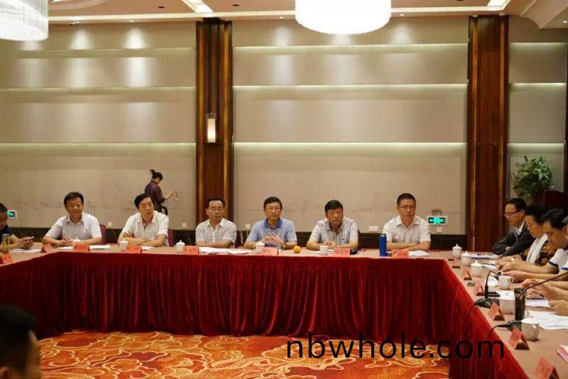 山美(mei)董(dong)事長(zhang)楊(yang)安民(min)先生齣蓆(xi)砂(sha)石協會七(qi)屆(jie)一(yi)次(ci)會長(zhang)會議(yi)