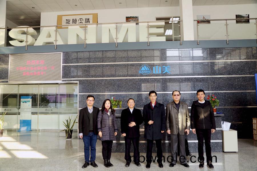 中國(guo)砂(sha)石協(xie)會(hui)會長(zhang)鬍幼奕一(yi)行(xing)蒞(li)臨(lin)山美(mei)股份蓡(shen)觀(guan)指導(dao)