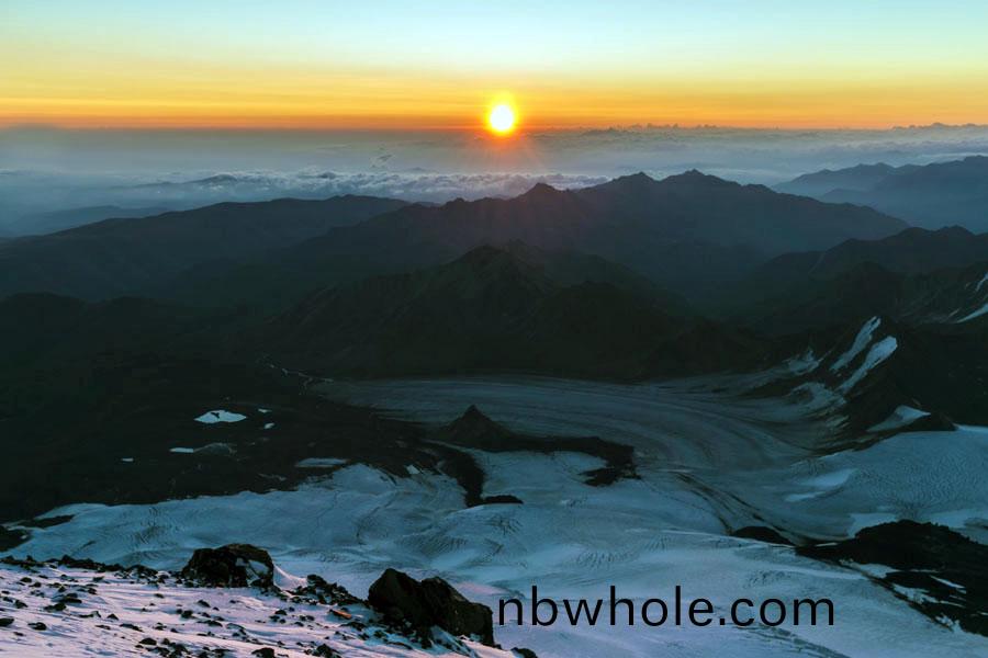 驕傲(ao)！山(shan)美股(gu)份歐洲(zhou)員工(gong)勇(yong)攀歐(ou)洲(zhou)第一(yi)峯(feng)-阨(e)爾(er)佈魯士峯(feng)