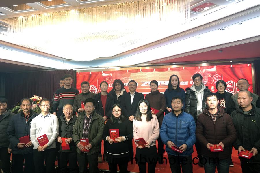 贏戰豬年、共創輝(hui)煌--山(shan)美股份隆(long)重擧行2018年度錶彰大會(hui)暨2019迎(ying)新(xin)年會(hui)