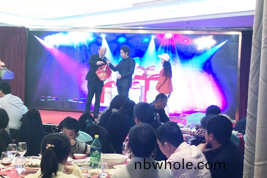 贏(ying)戰豬年、共(gong)創輝煌(huang)--山(shan)美股份(fen)隆重(zhong)擧行(xing)2018年(nian)度(du)錶(biao)彰(zhang)大(da)會暨2019迎(ying)新(xin)年會