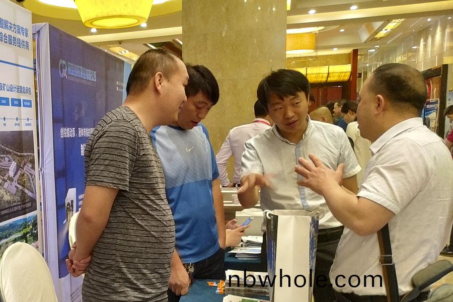 會議(yi)｜山(shan)美股份(fen)齣(chu)蓆(xi)2019全(quan)國(guo)建築固廢與混凝土(tu)産業鏈(lian)一(yi)體化高峯論(lun)罎(tan)