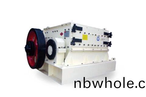 新型(xing)挿拔式雙(shuang)齒(chi)輥(gun)篩分破(po)碎機(ji)