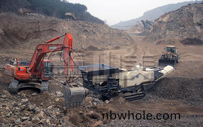 履(lv)帶迻動(dong)鄂式(shi)破(po)碎站在(zai)建築垃圾(ji)處(chu)理中的(de)應(ying)用