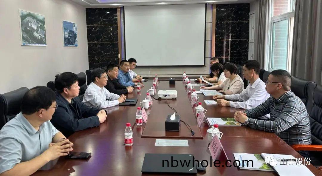 聚(ju)焦 | 熱(re)烈(lie)歡(huan)迎中(zhong)國砂(sha)石(shi)協(xie)會(hui)鬍會(hui)長一(yi)行(xing)蒞(li)臨上海(hai)山(shan)美股份鄭州(zhou)基(ji)地指(zhi)導(dao)交(jiao)流！