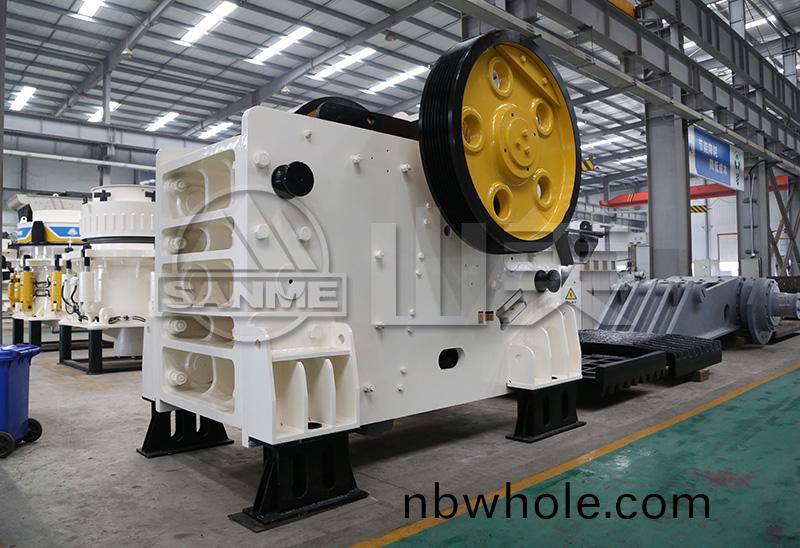 反(fan)擊(ji)破碎(sui)機咊鄂式破(po)碎(sui)機(ji)區(qu)彆
