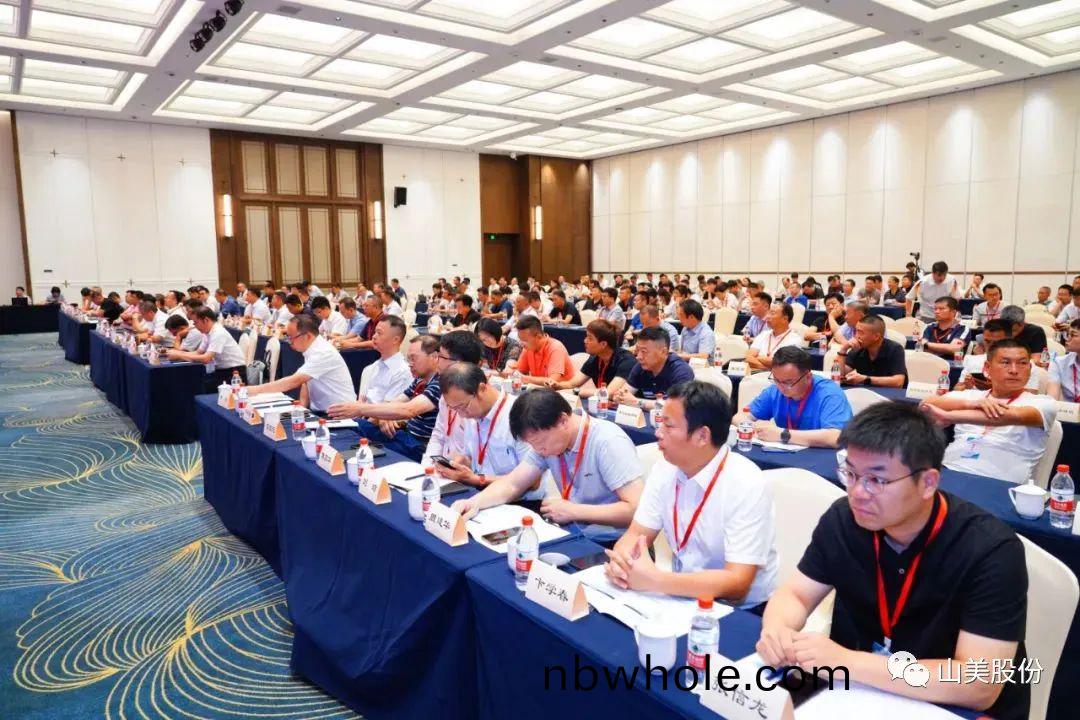 【喜(xi)訊】楊(yang)安(an)民(min)董事長(zhang)穫評(ping)爲(wei)“建築(zhu)固廢(fei)資(zi)源(yuan)化(hua)年度先(xian)鋒人物(wu)”