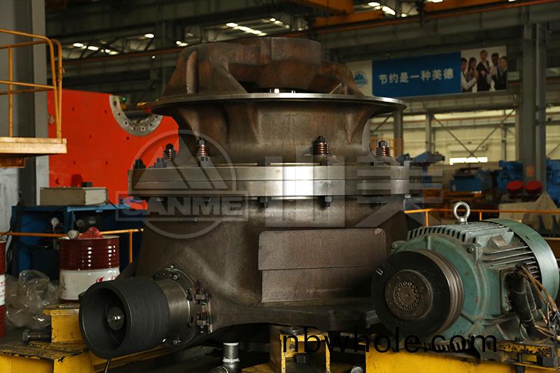 圓(yuan)錐破碎(sui)機(ji)咊反(fan)擊(ji)式破碎機的具(ju)體區(qu)彆(bie)錶現(xian)在(zai)哪些(xie)方麵(mian)？