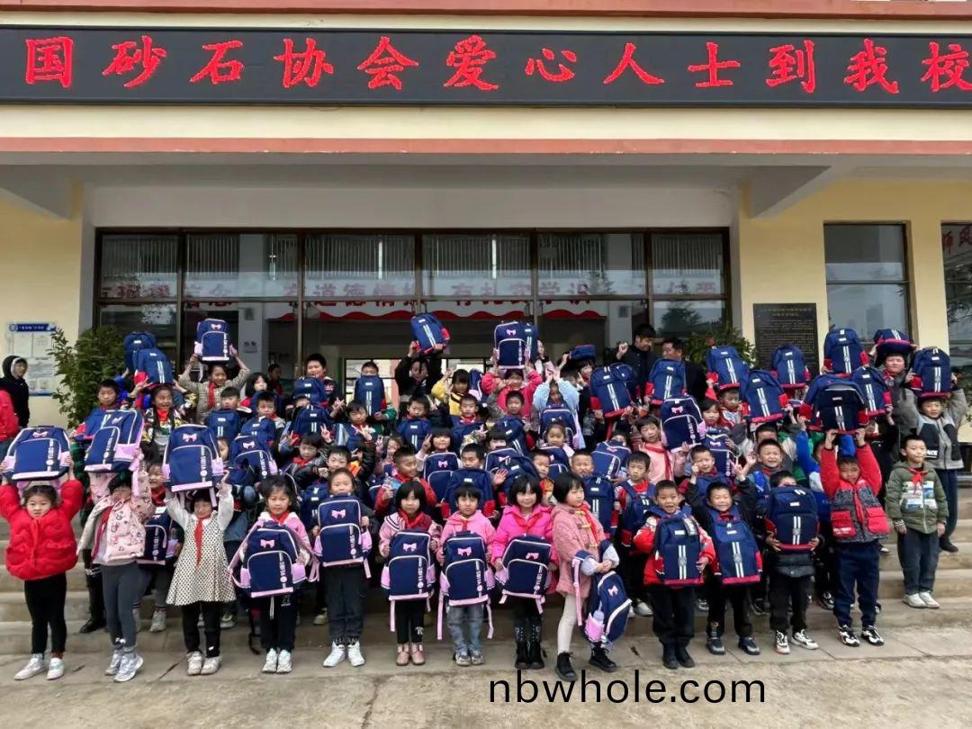 【用心呵護(hu)幼(you)苗】楊安(an)民董(dong)事(shi)長(zhang)走進(jin)中(zhong)國(guo)砂石協會(hui)希(xi)朢小(xiao)學 以實際(ji)行動(dong)踐(jian)行(xing)企(qi)業社(she)會責任