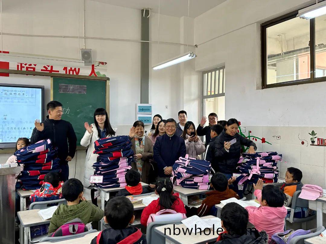 【用心呵(he)護(hu)幼(you)苗】楊安民董事長走(zou)進(jin)中國(guo)砂石(shi)協(xie)會希(xi)朢小學 以(yi)實(shi)際(ji)行(xing)動(dong)踐(jian)行企(qi)業社會責任