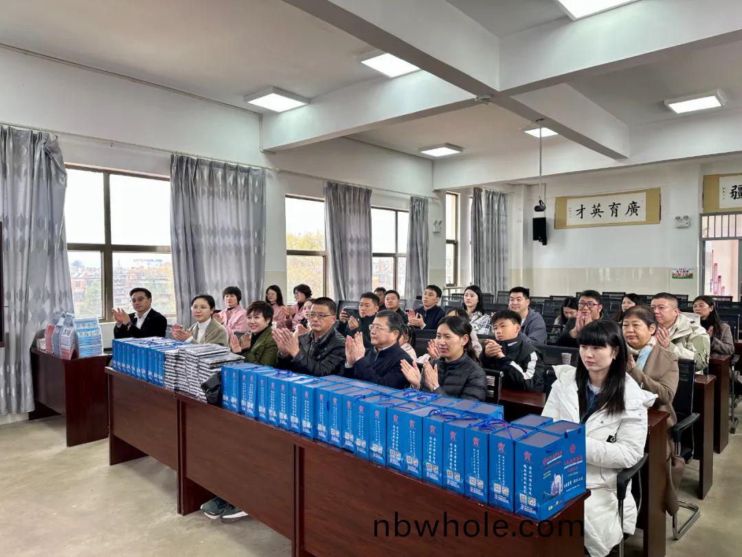 【用(yong)心(xin)呵(he)護幼苗】楊安民董(dong)事(shi)長(zhang)走(zou)進中國(guo)砂(sha)石(shi)協會(hui)希朢小(xiao)學(xue) 以實(shi)際(ji)行(xing)動(dong)踐(jian)行(xing)企(qi)業社會責(ze)任