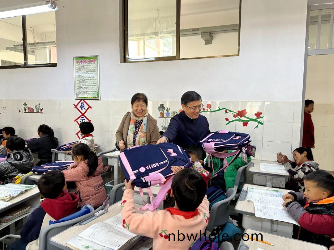 【用心呵護幼苗(miao)】楊安民(min)董(dong)事(shi)長走(zou)進(jin)中國砂石(shi)協會(hui)希(xi)朢小(xiao)學 以實際行動踐(jian)行(xing)企(qi)業社(she)會(hui)責任