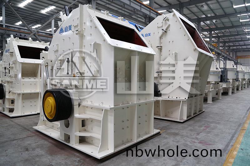 反(fan)擊式破碎(sui)機(ji)
