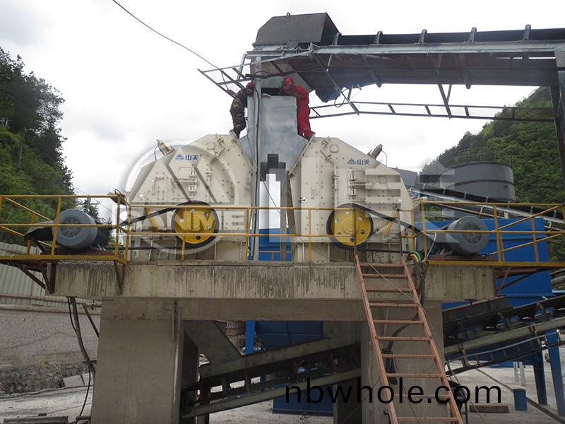 反(fan)擊式破(po)碎機(ji)