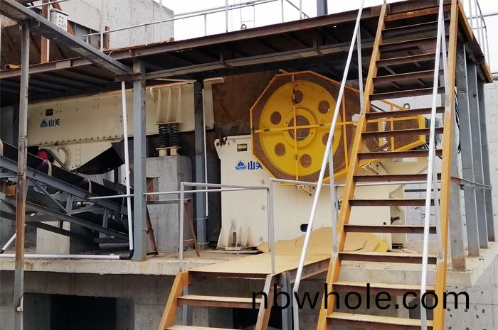 顎式破碎機(ji)——現(xian)代化工程建設(she)不可(ke)或(huo)缺(que)的(de)設備